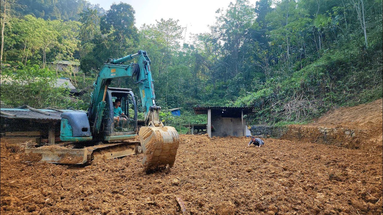 Leveling the ground surface to build a new farm | L&yacute; Thị Viện