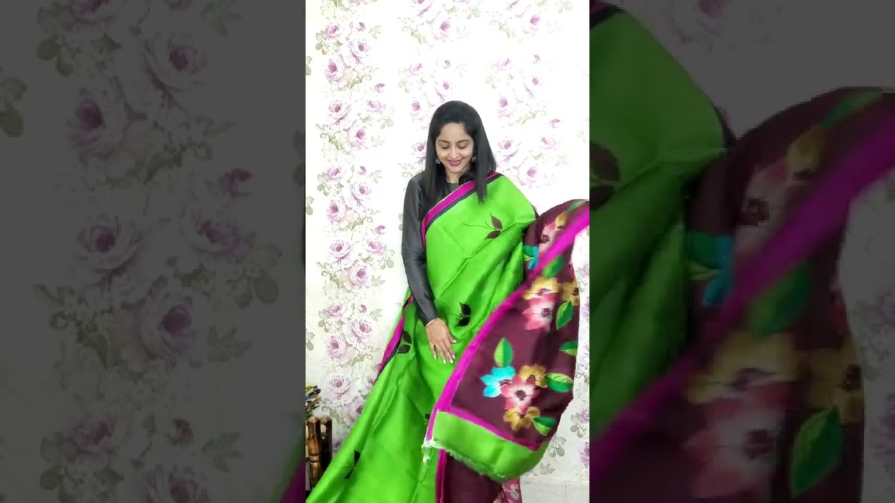 САРИ ИЗ ЧИСТОГО ШЕЛКА КАТАН С ЦИФРОВОЙ ПЕЧАТЬЮ, НАРИСОВАННЫМИ ОТ РУЧКИ СТИЛЯМИ И РУЧНОЙ ВЫШИВКОЙ...