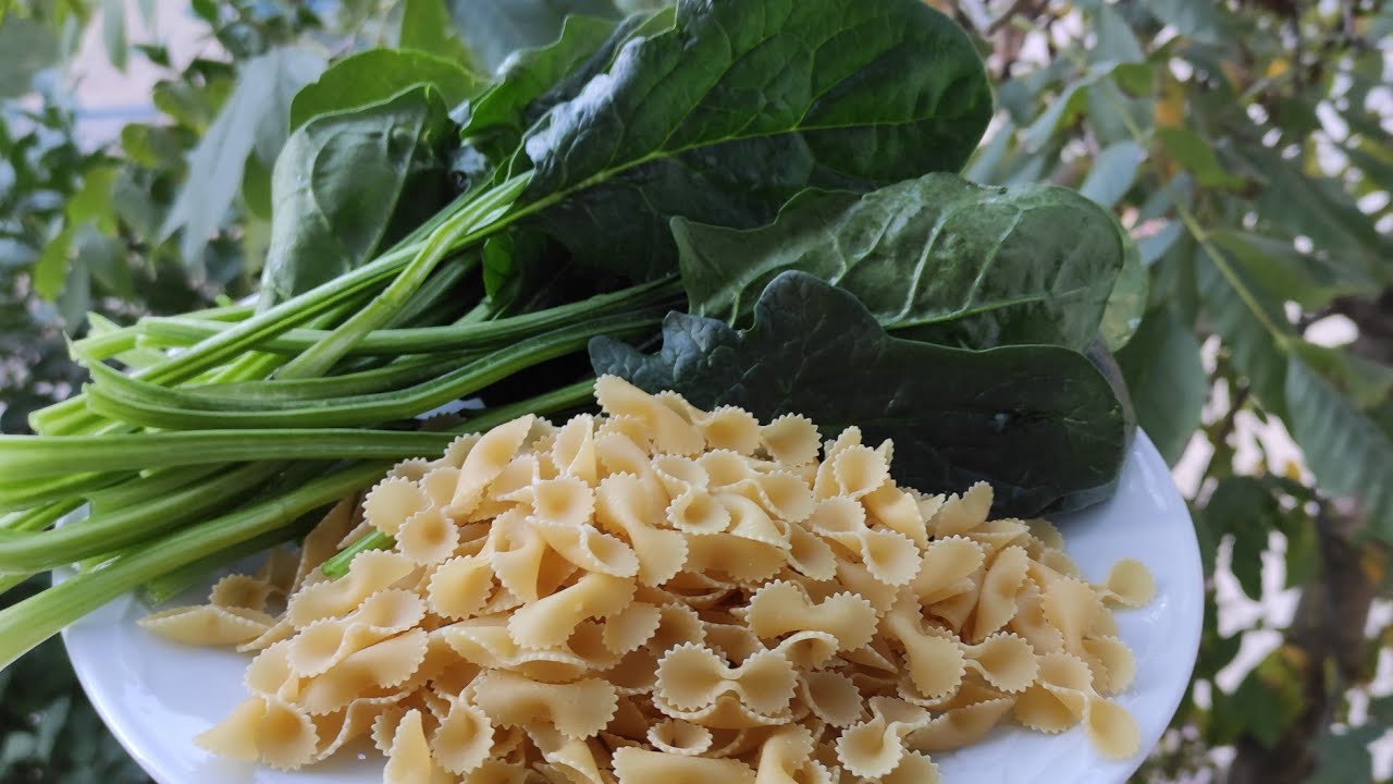 AZ ISPANAK VE  BİRAZ MAKARNA İLE  ÖYLE GÜZEL BİR TARİFİM VAR  Kİ  PİŞMESİYLE BİTMESİ BİR OLDU🤤💯👌