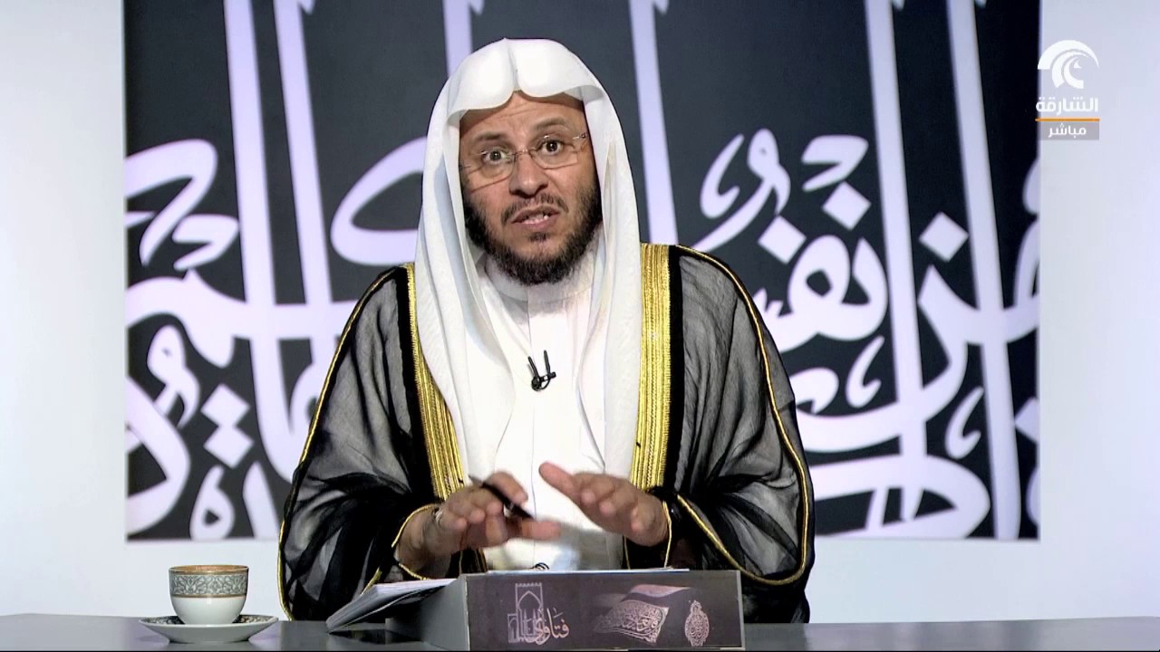شخص دخل المسجد وهو لم يصلي المغرب والناس يصلون العشاء  ماذا يفعل ؟ الشيخ عزيز فرحان