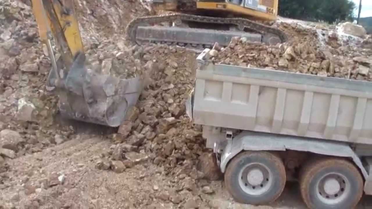 Liebherr 944c loading Man trucks