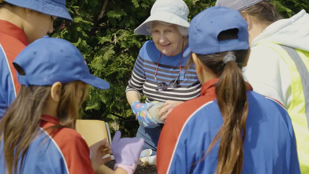 Wspieranie młodych Kaitiaki | Dzień Opieki nad Terenem w Szkole Henry Hill | Napier, Nowa Zelandia