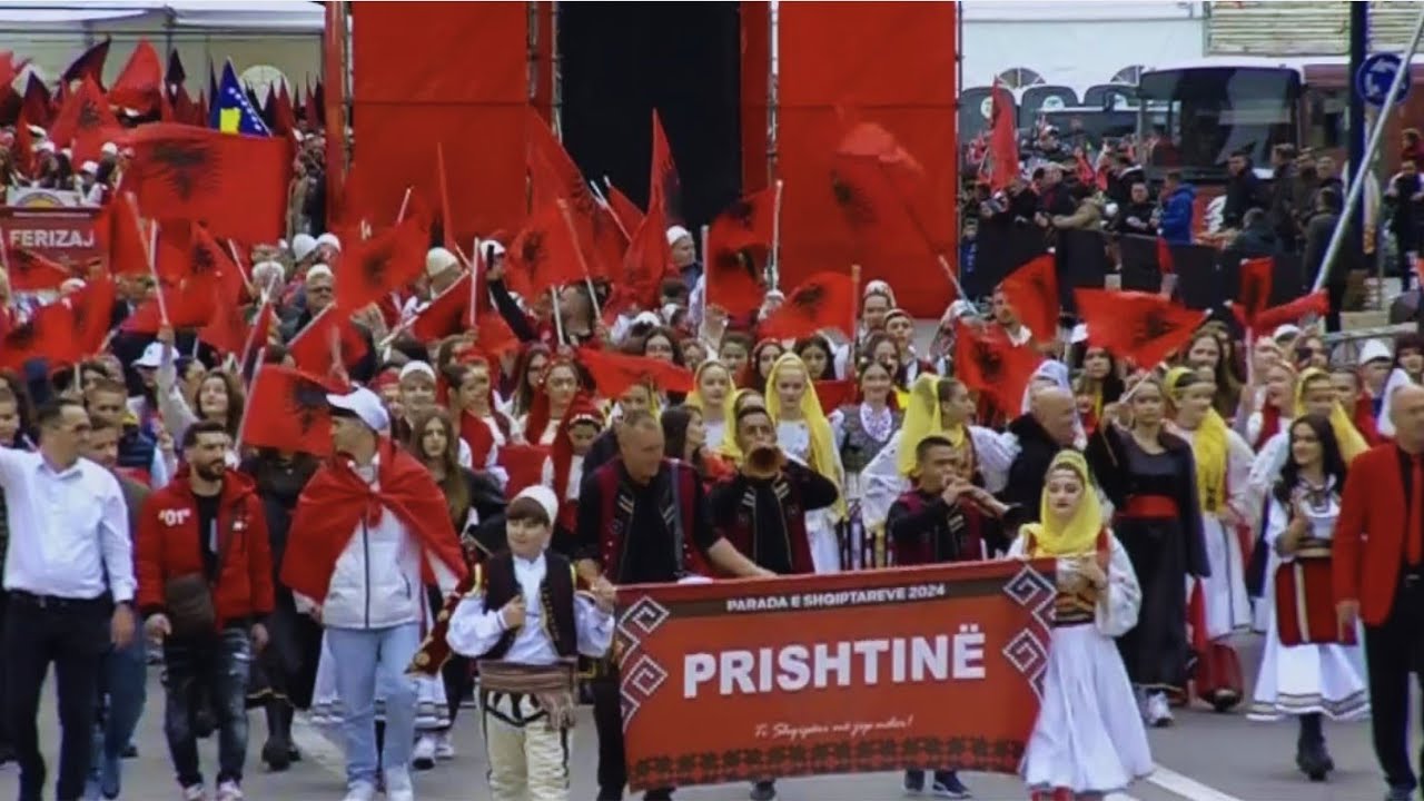Pavarësia e Shqipërisë/ Prishtina parakalon në mes të Tiranës