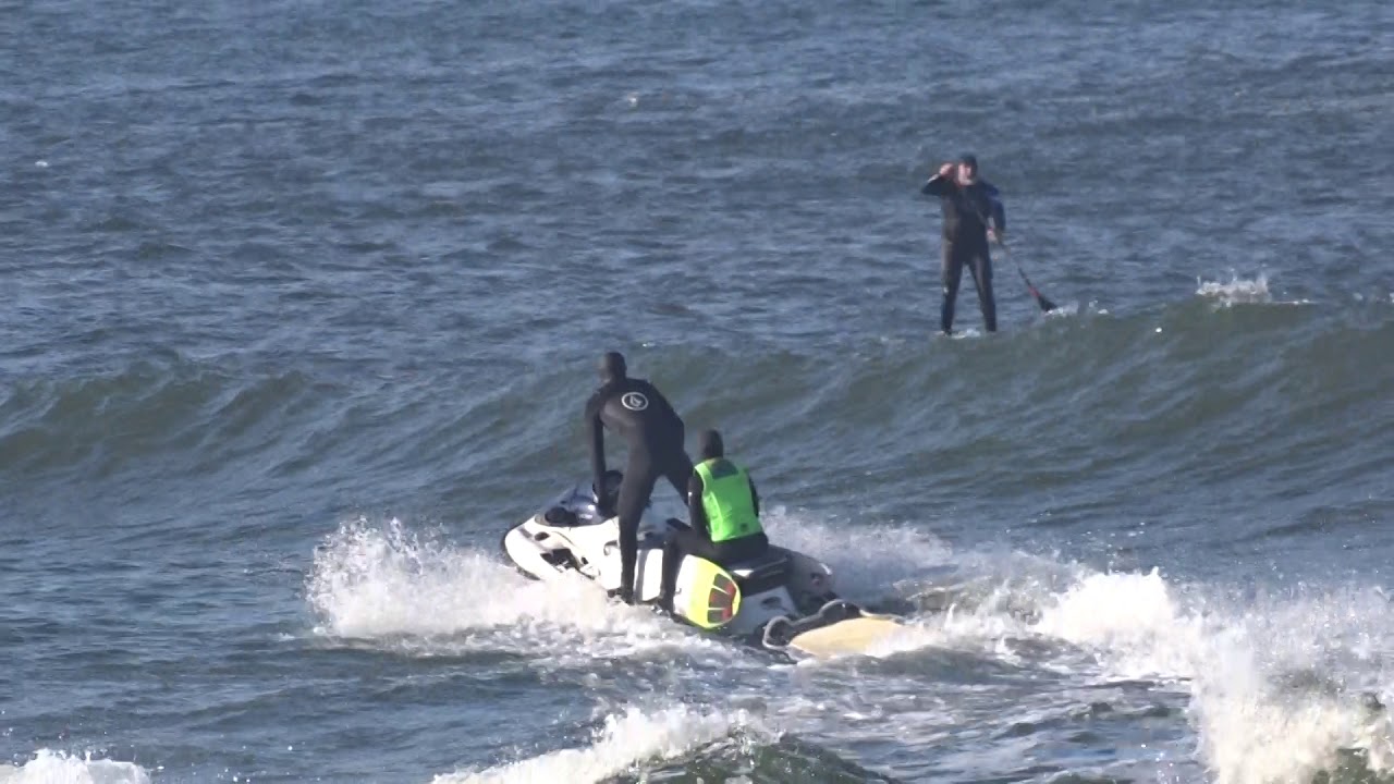 SORTIE ROBUSTE D'UN JET QUI SLALOM A TRAVERS LES DÉFERLANTES DE LA PASSE