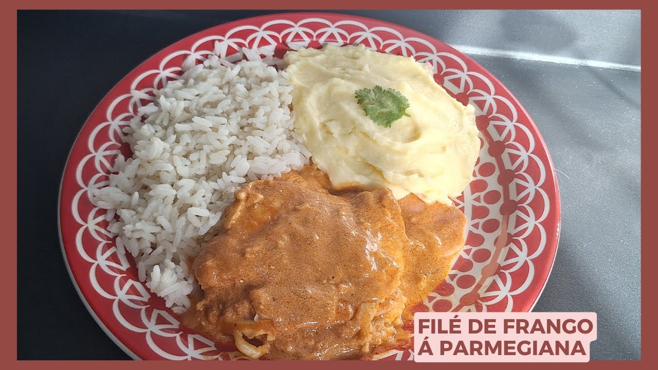 FILÉ DE FRANGO Á PARMEGIANA