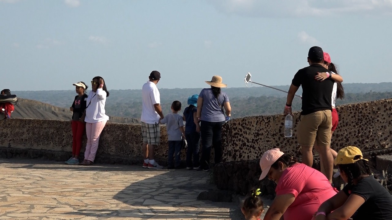 Familias en contacto directo con la fuerza de la naturaleza en el volcán Masaya