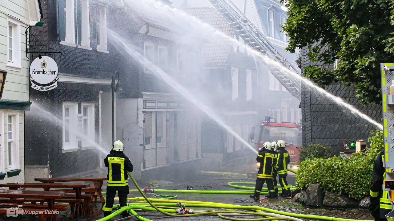 Dichter Rauch über Altstadt - Mehrere Dachstühle in Schwelm ausgebrannt | 10.08.2019