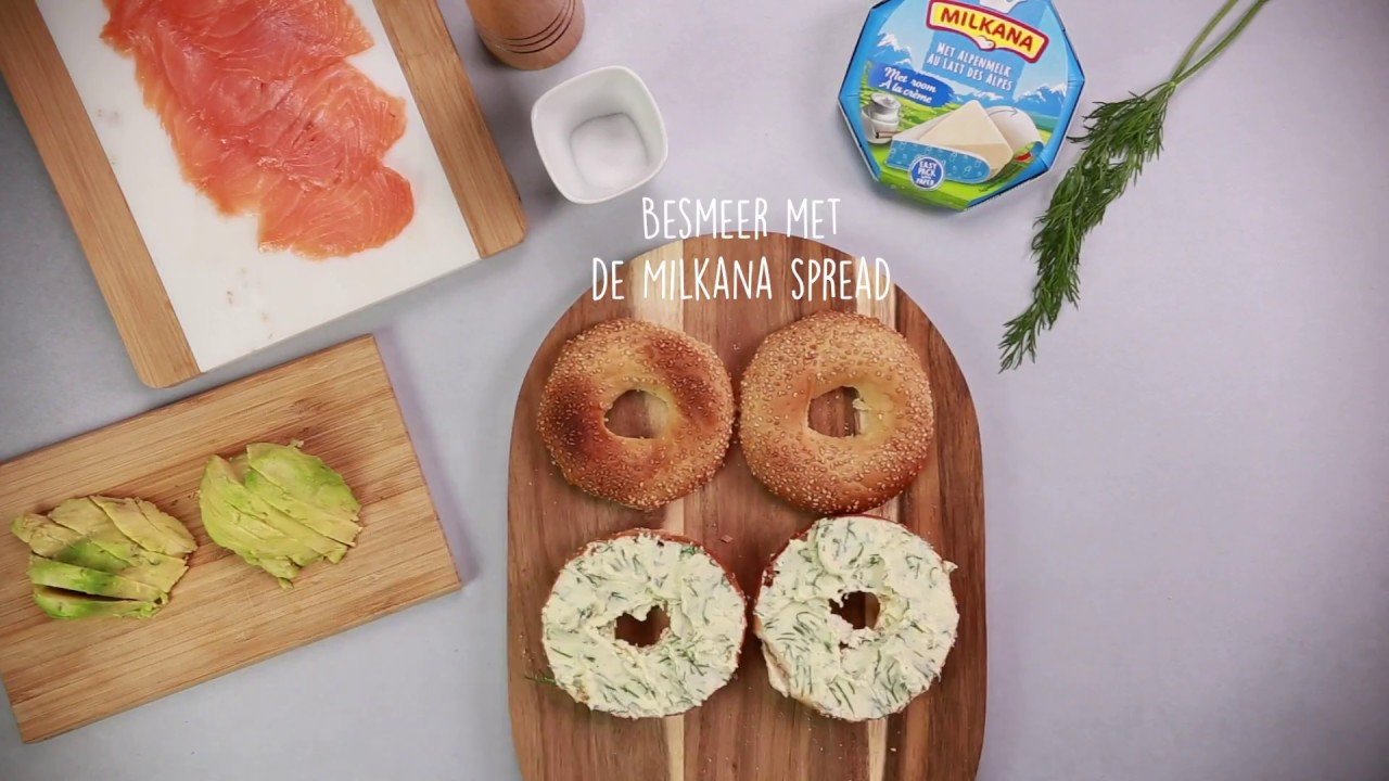 Getoaste bagel met Milkana room spread, avocado, gerookte zalm en dille