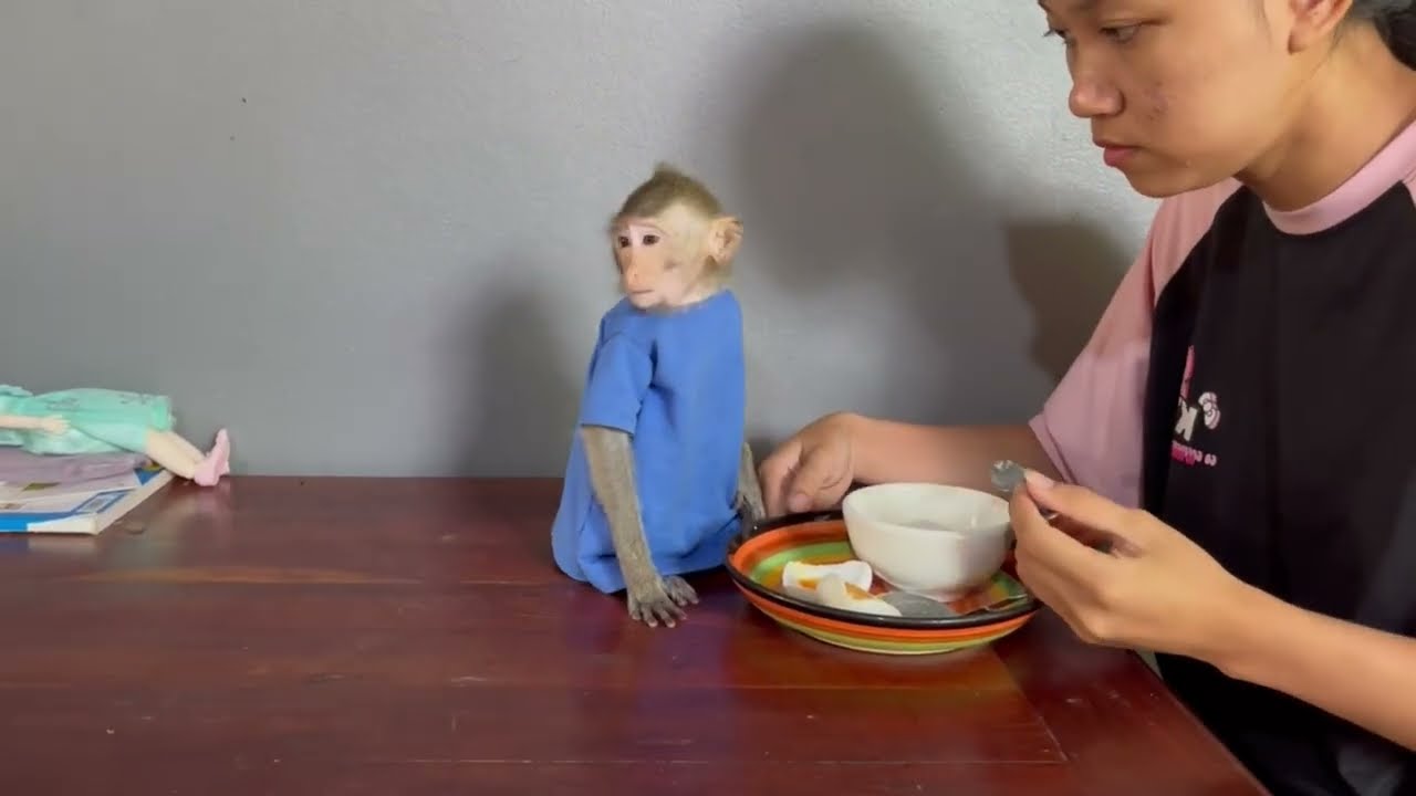 Sadd koy turn back face anqrrii & wan’t mom feeding her fast 