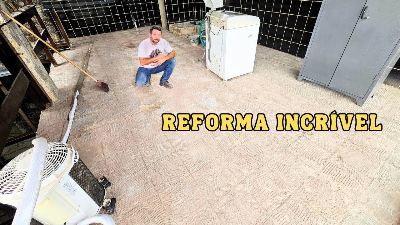 Pedreiro Mostra Reforma Em Piso De Terraço
