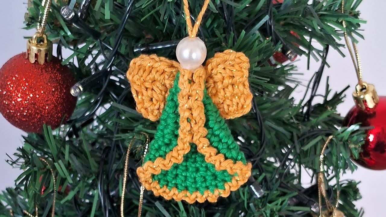 Anjo enfeite para árvore de Natal em crochê.   