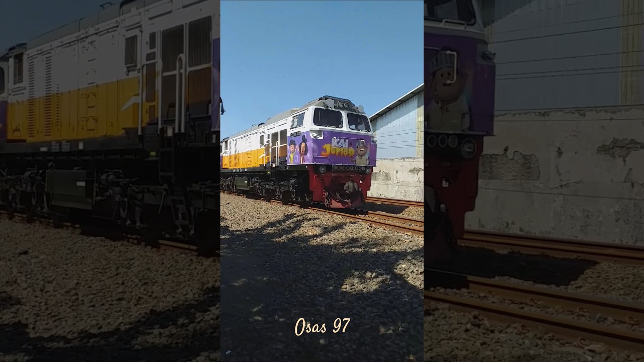 Stiker film jumbo nempel di lokomotif Kereta #shorts #shortsvideo #keretaapi