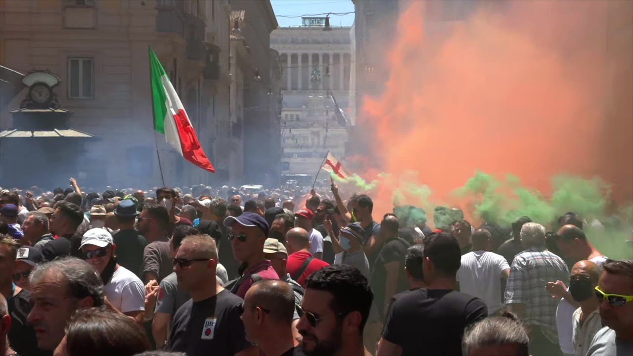 Tassisti, continua la protesta a Roma: cori contro il Presidente del Consiglio Mario Draghi