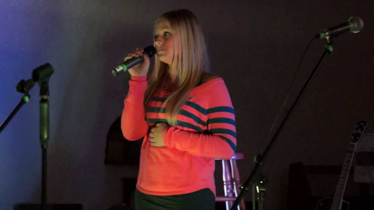Jo Marie Dominiak - singt 