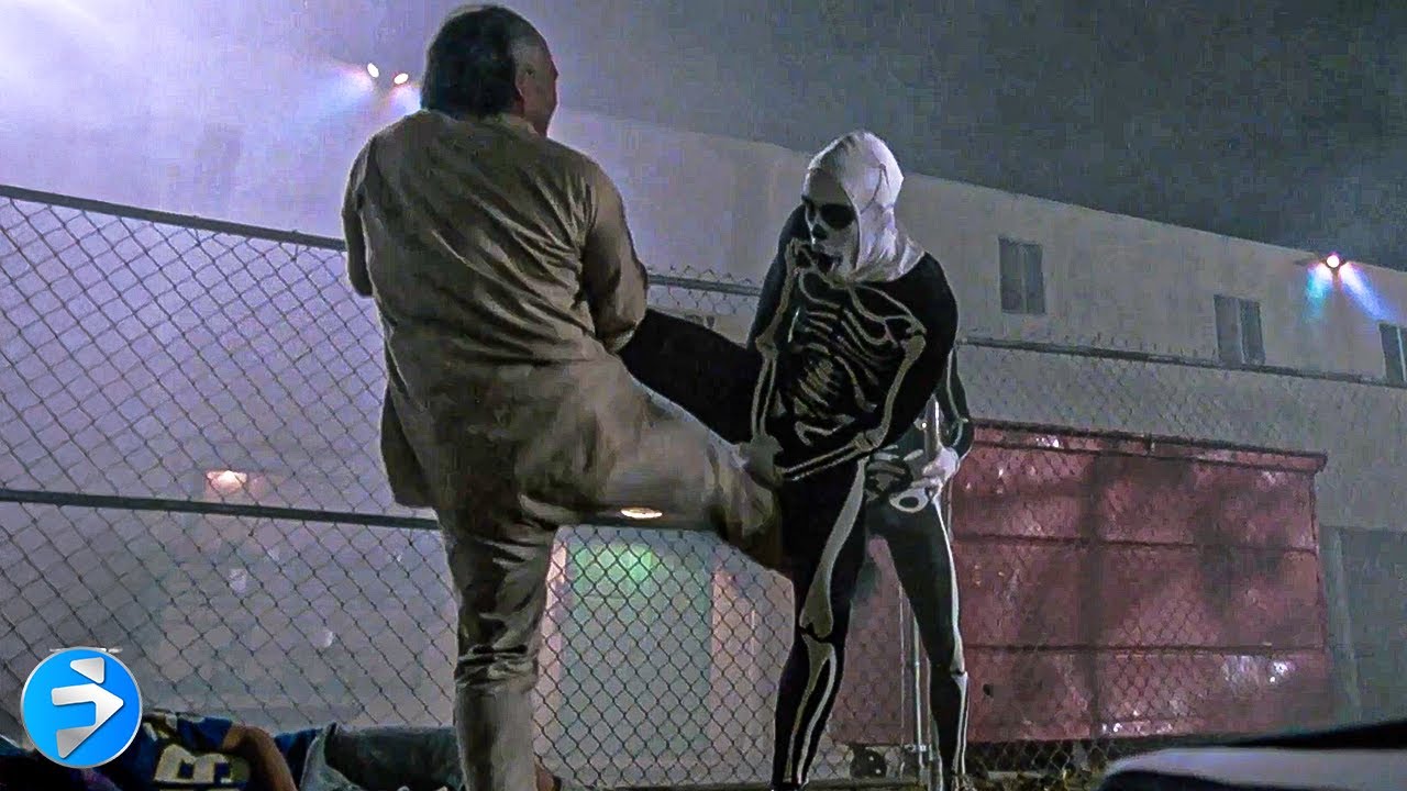Mr. Miyagi contro Cobra Kai nella battaglia di Halloween | THE KARATE KID