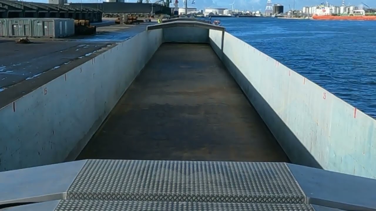 Vaart van de Volkerak sluizen naar Antwerpen.