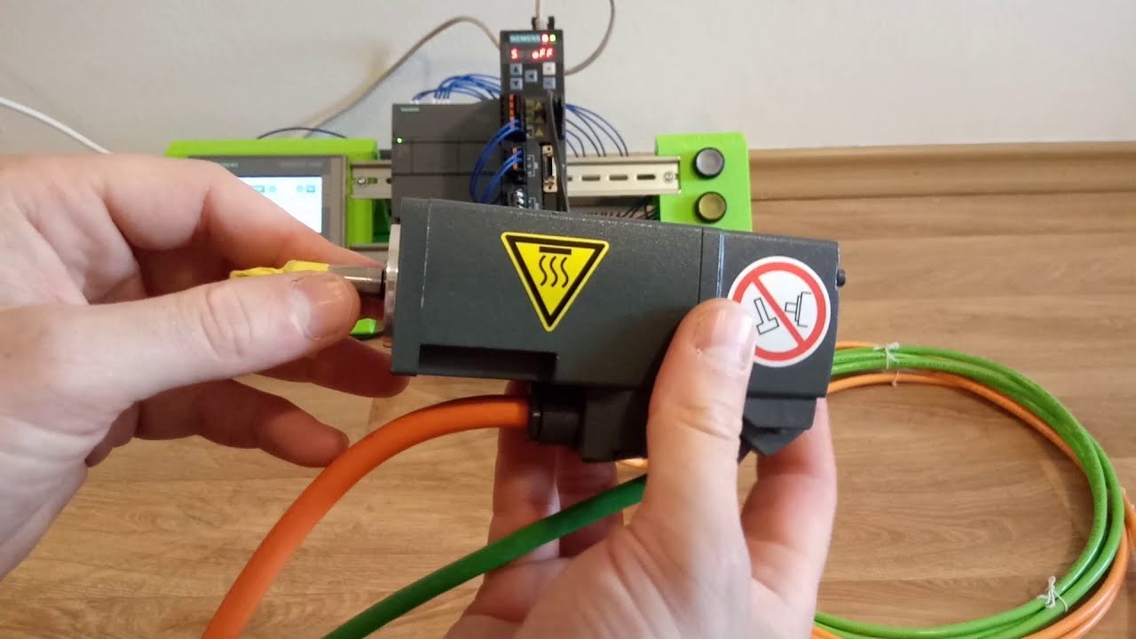 Servodriver Sinamics V90 řízený PLC Simatic S7-1200