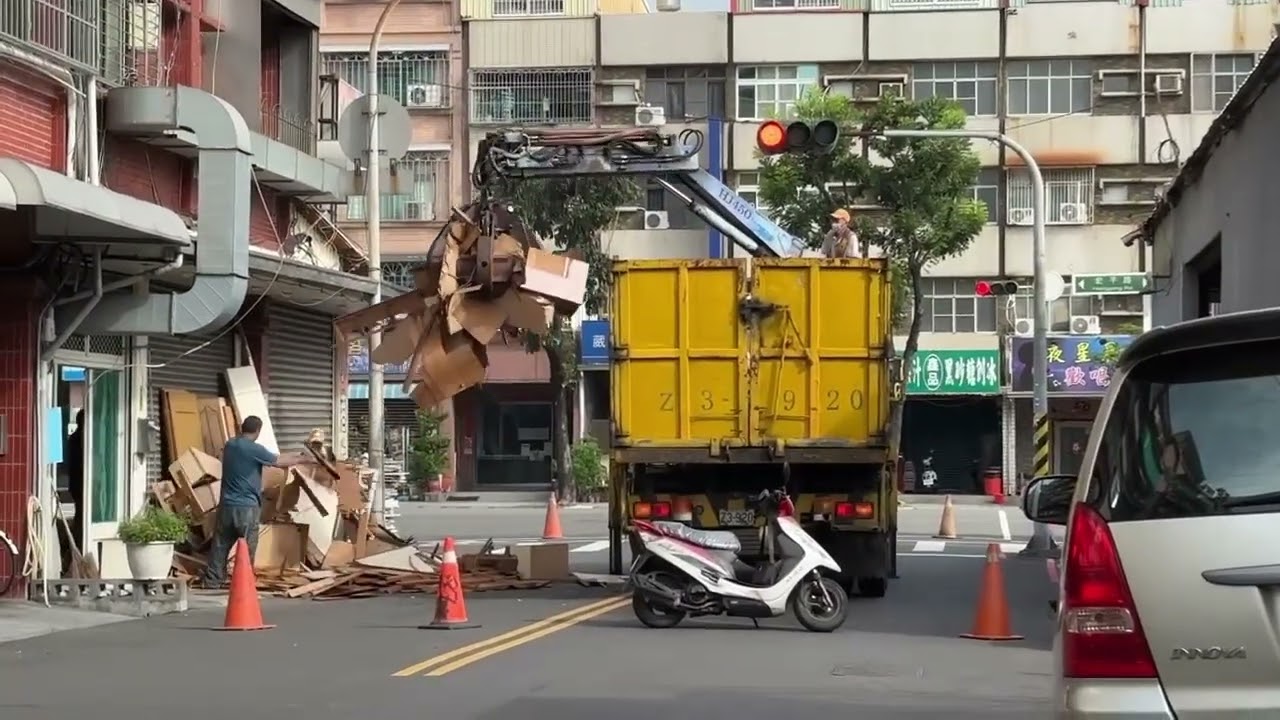 清運木板1 The truck is cleaning up the wooden planks.