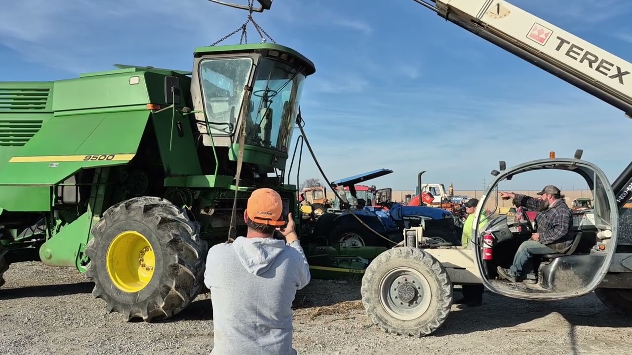 Pulling a cab off a 9500 john deere combine. #johndeere #tractorsalvage. #combinesalvage.