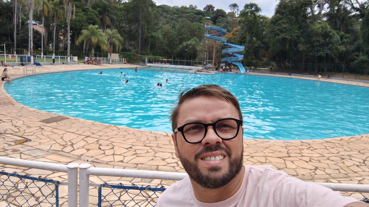 PICINA COM A  FAMÍLIA  EM  LAMBARI M.G