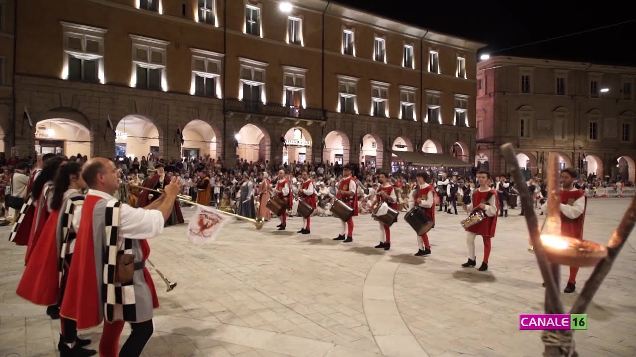 Con il corteo storico al via i giochi per il Palio dei Castelli