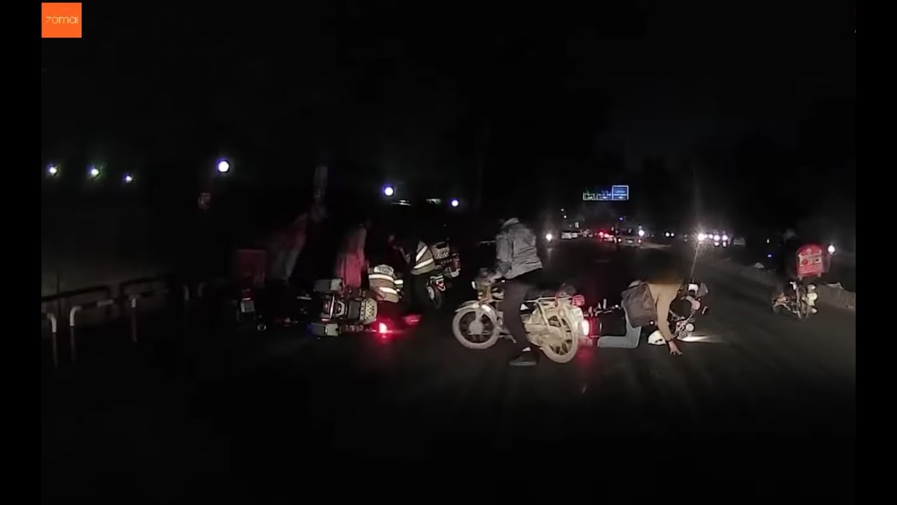 Rescue 1122 Bike crashed on slippery road in Lahore - Dashcam Footage.
