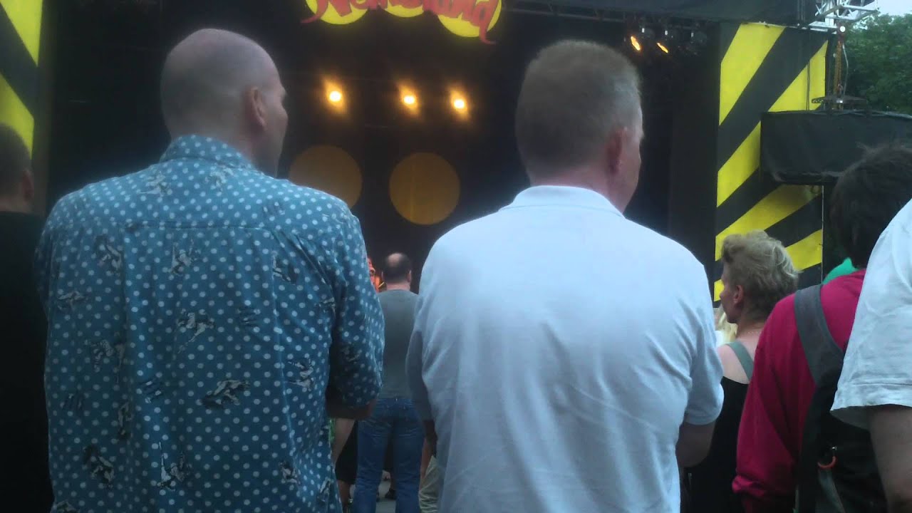 Nadia Stein synger News -Sagt Mellem Venner, live p&aring; Nemoland