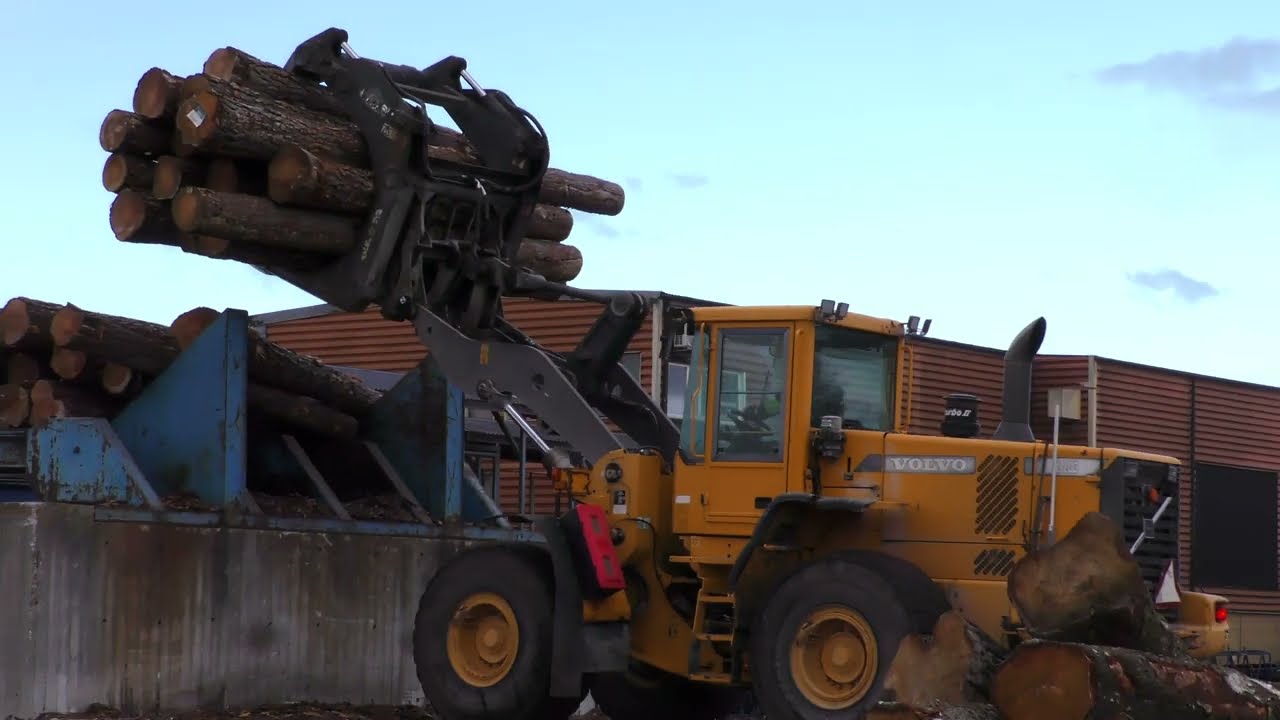 4K/Volvo L120D kör fram stockar 1 Nov 2024