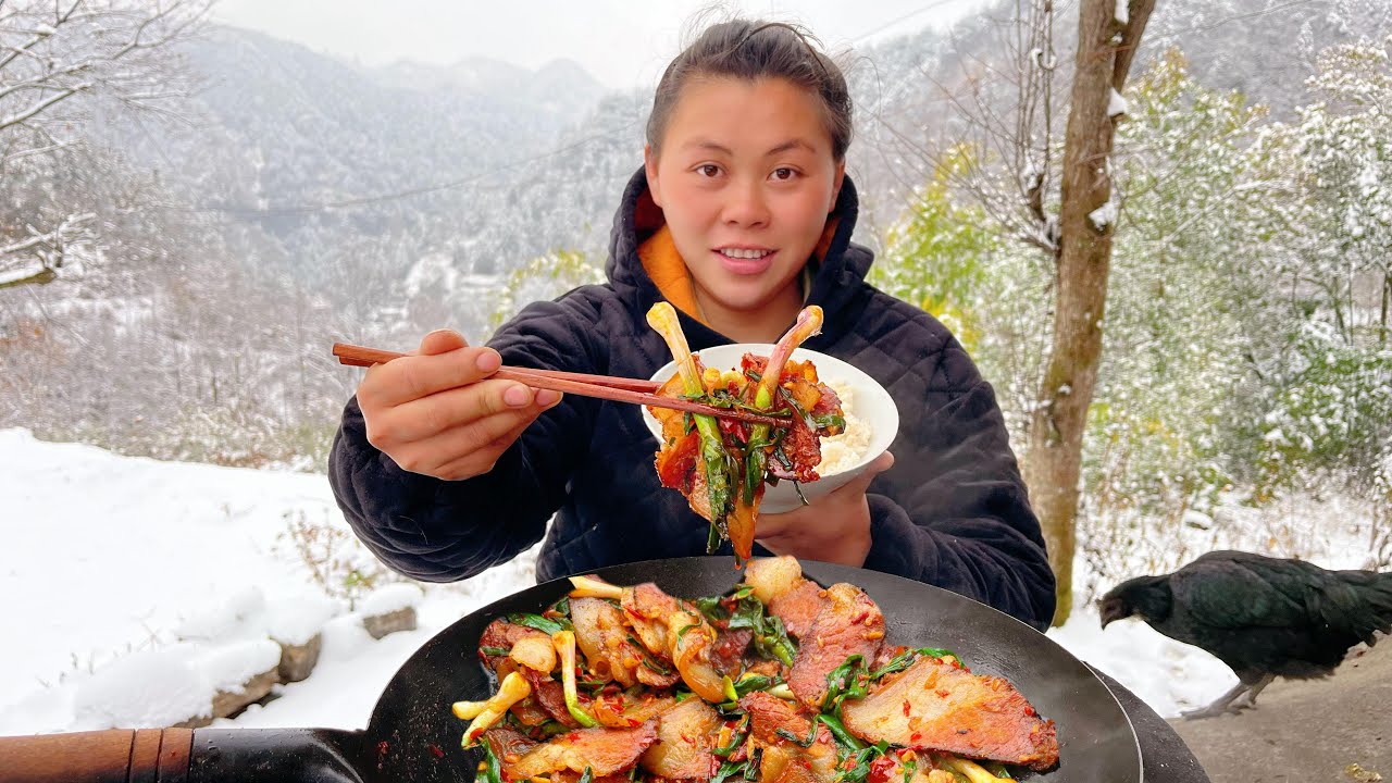 it's snowing today下大雪了，歐妹玩雪不怕冷，餓了炒一鍋臘肉香辣下飯吃過癮