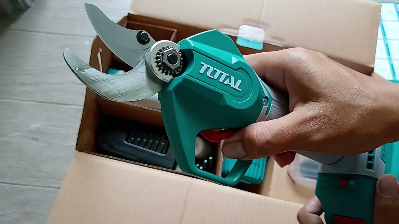 TOTAL brushless Lithium-ion Gauge Straight shear TSSL120308 and Pruner Saw TGSL12058