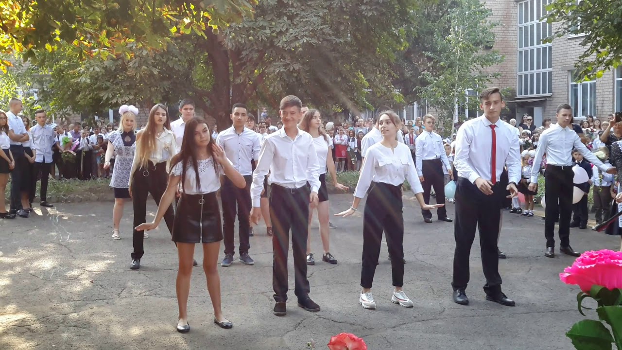 Танец 11-тиклассников  на Первом звонке 
