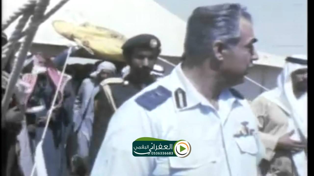 الملك خالد يستقبل الشيخ زايد بن نهيان في البر عند الابل تصوير صافي