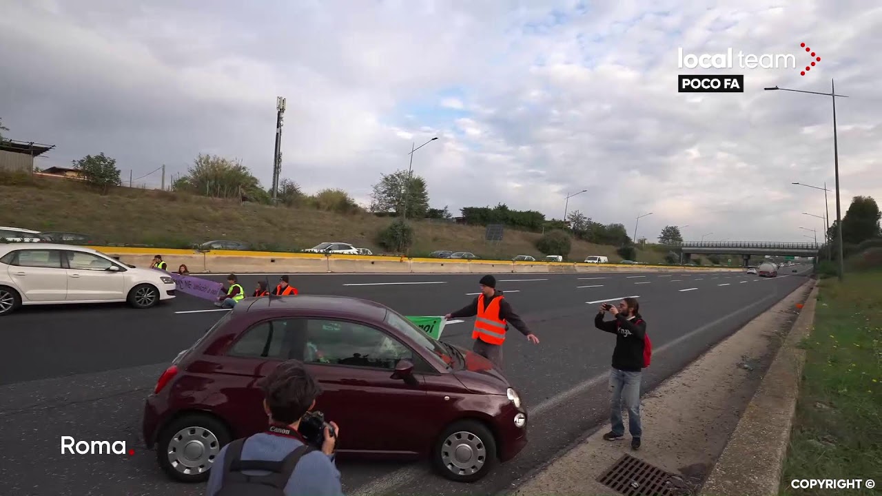 LIVE Roma, attivisti clima Ultima Generazione bloccano Grande Raccordo Anulare: diretta video