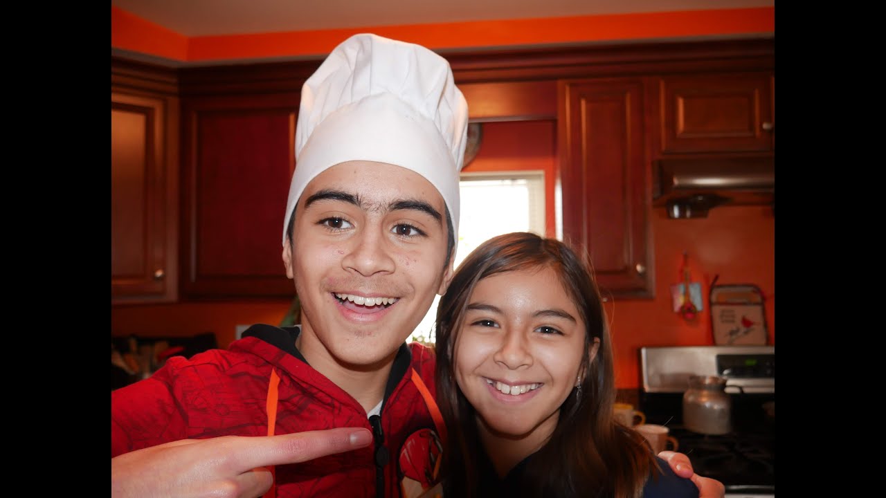 Cocinado Pizza con mi hermana/Cooking Pizza with my sister!!