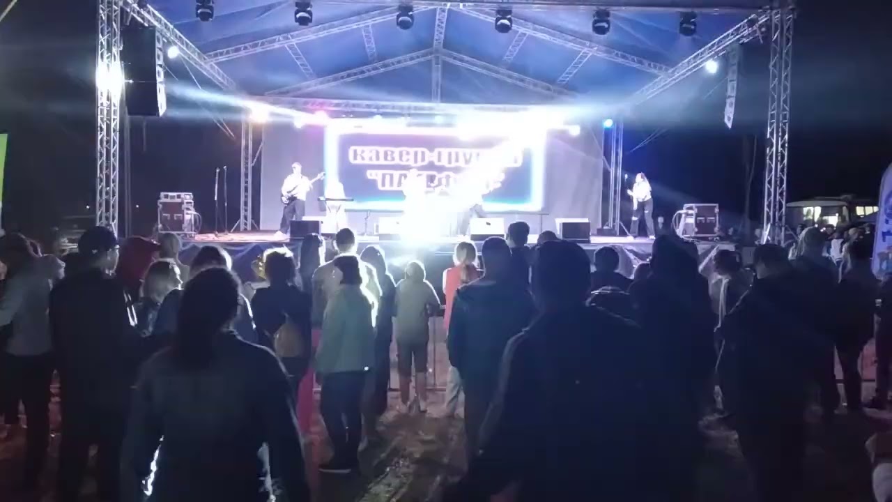 НА  БЕЛОМ  БЕЛОМ  ПОКРЫВАЛЕ...