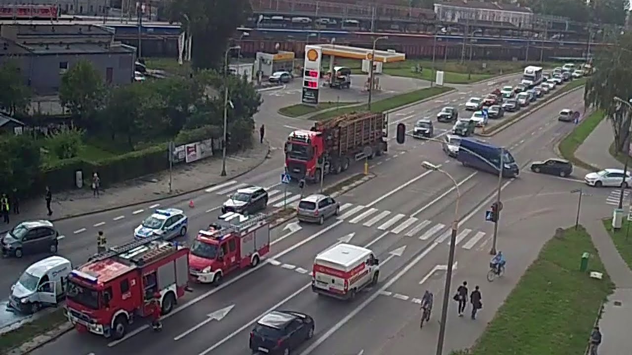 Pożar samochodu po wypadku trzech pojazdów na Alei Wojska Polskiego w Malborku. Zobacz