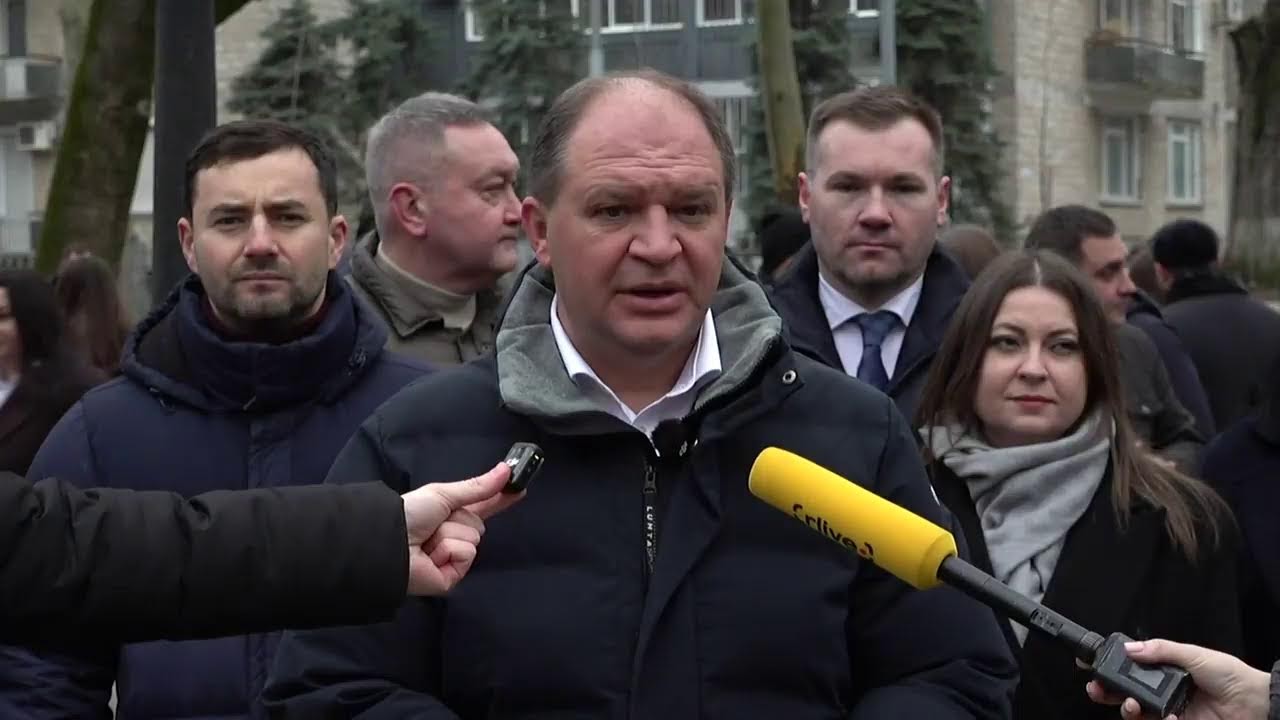 Depuneri de flori la bustul poetului Grigore Vieru de pe Aleea Clasicilor