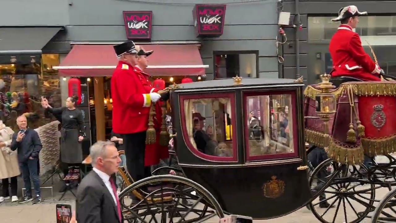 Dronning Margrethe ll, kører i karet ned igennem Strøget i København, til Københavns rådhus. 2022