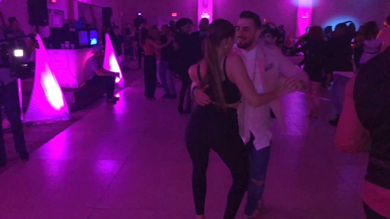 BESOS A ESCONDIDAS,  Grupo Extra/Daniel y Gabriella