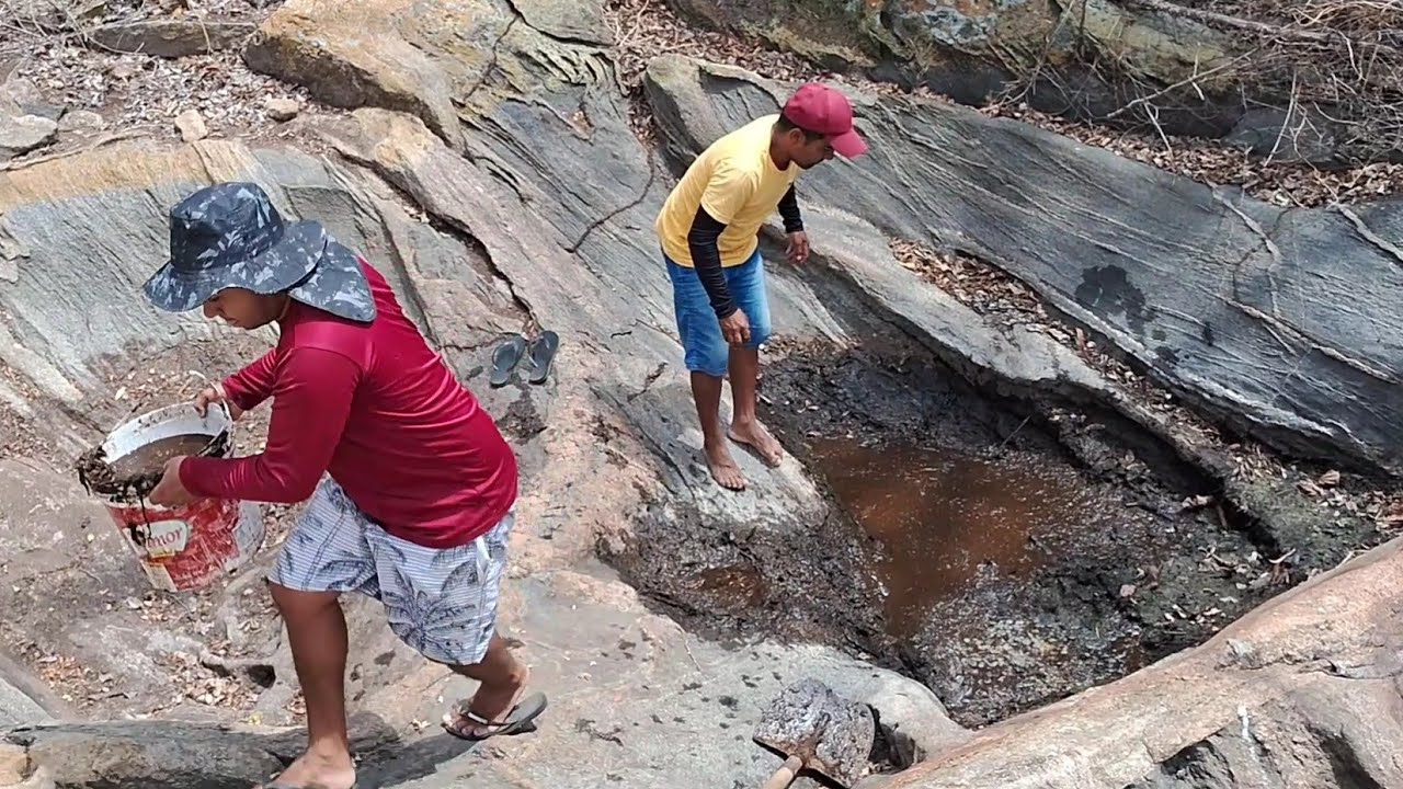 DIA DE MUITO TRABALHO LIMPANDO O TANQUE DE PEDRA NO MEIO DA CAATINGA