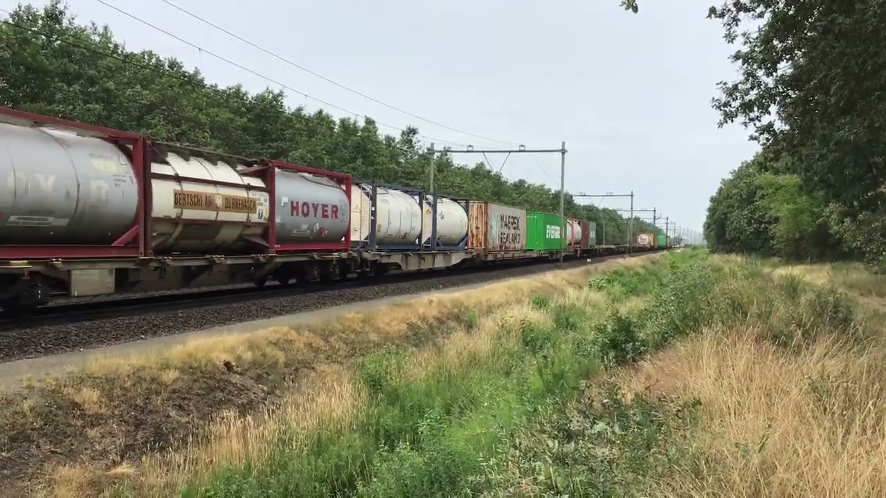 Friendly Traindriver , Train Horn Action! DB Cargo Container Train With Vectron Thats Green ! Cool 👍