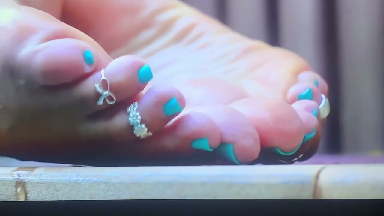 Amiga marie molhando os pés 👣 na piscina 