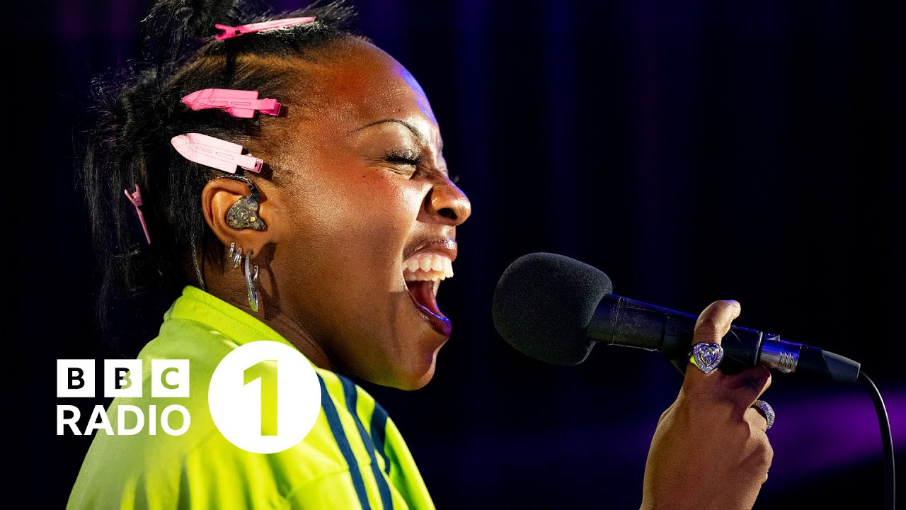 Rachel Chinouriri - Starburster (Fontaines D.C. cover) in the Radio 1 Live Lounge