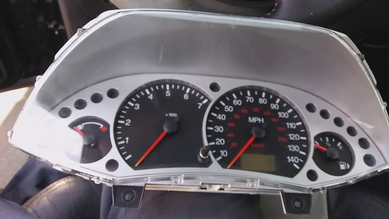 Снятие "кластера" Ford "Focus" 2006 года "сделай сам"