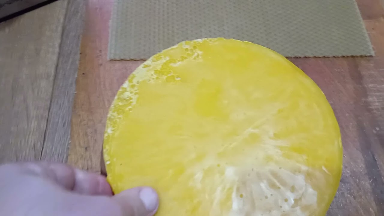 Как думаете коллеги пчеловоды.Эта вощина из чистого пчелиного воска? 🤔