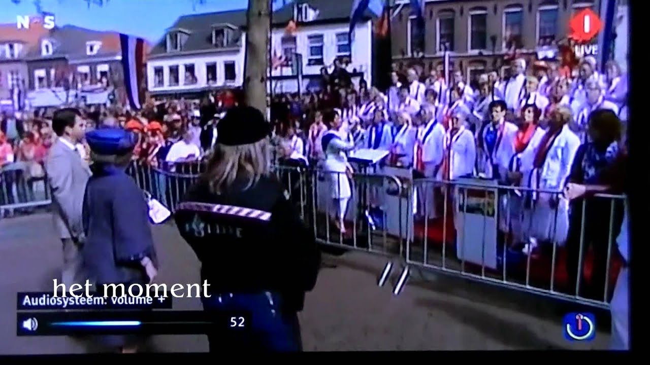 Smartlappenkoor OB&JB zingt voor Koningin Beatrix op koninginnedag 2012 in Rhenen