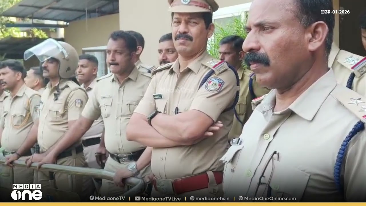 പയ്യന്നൂരിൽ പൊലീസ് സന്നാഹം..മധുസൂദനൻ MLA യുടെ ഓഫീസിലേക്ക് BJPമാർച്ച് നടത്തുന്ന സാഹചര്യത്തിലാണ് നടപടി