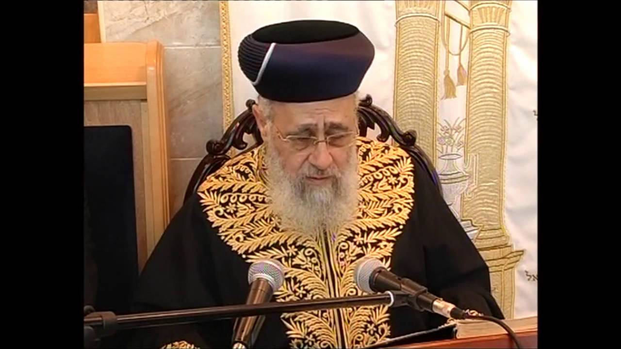 הרב יצחק יוסף: מתי צריך לקום בפני רב ואבא