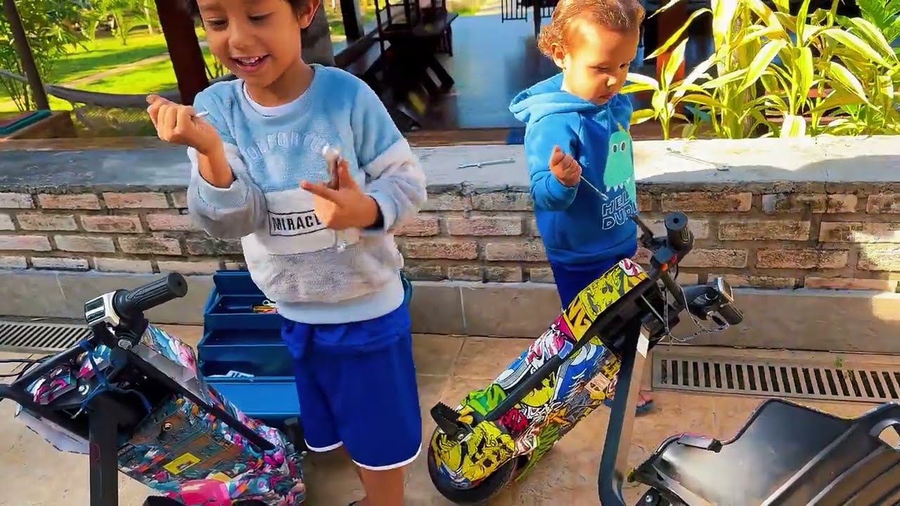 💥 O Triciclo Quebrou! Totô e Joe Entram em Ação 🧰👨‍🔧👦