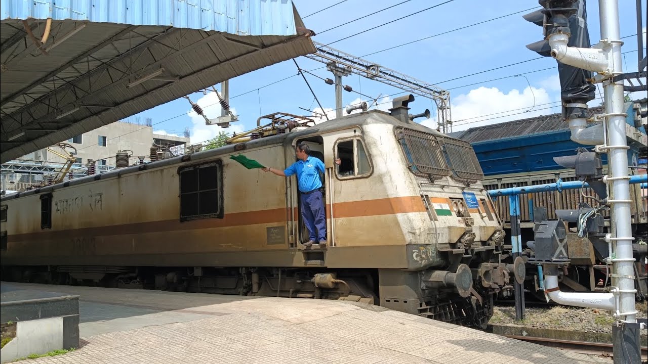 SMVT - HOWRAH EXPRESS LEAVE BBSR STATION WITH HORN HONKING AS LOCOPILOT WAVING GREEN SIGNAL
